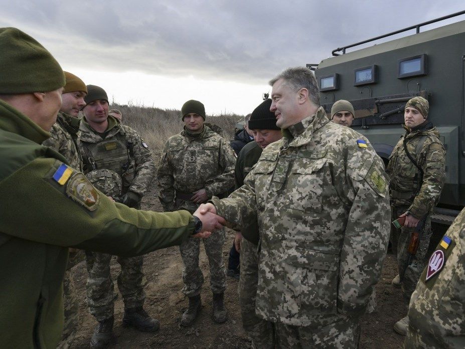 Воїни-десатники з передової Донбасу отримали нагороди від Порошенка (фото)