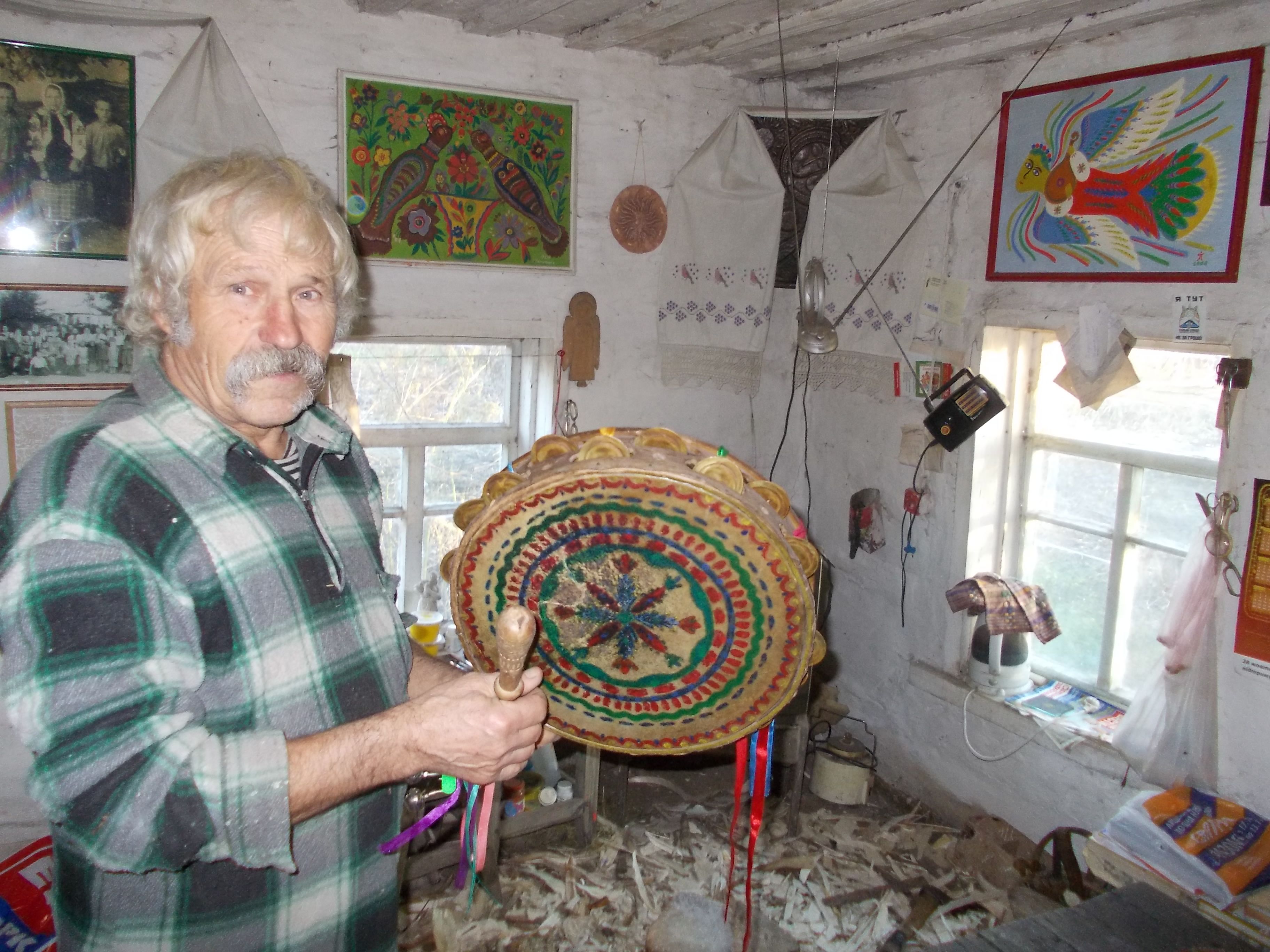 Хата-майстерня: дивак Іван Приходько з Дударкова малює, займається різьбленням і грає на бубні