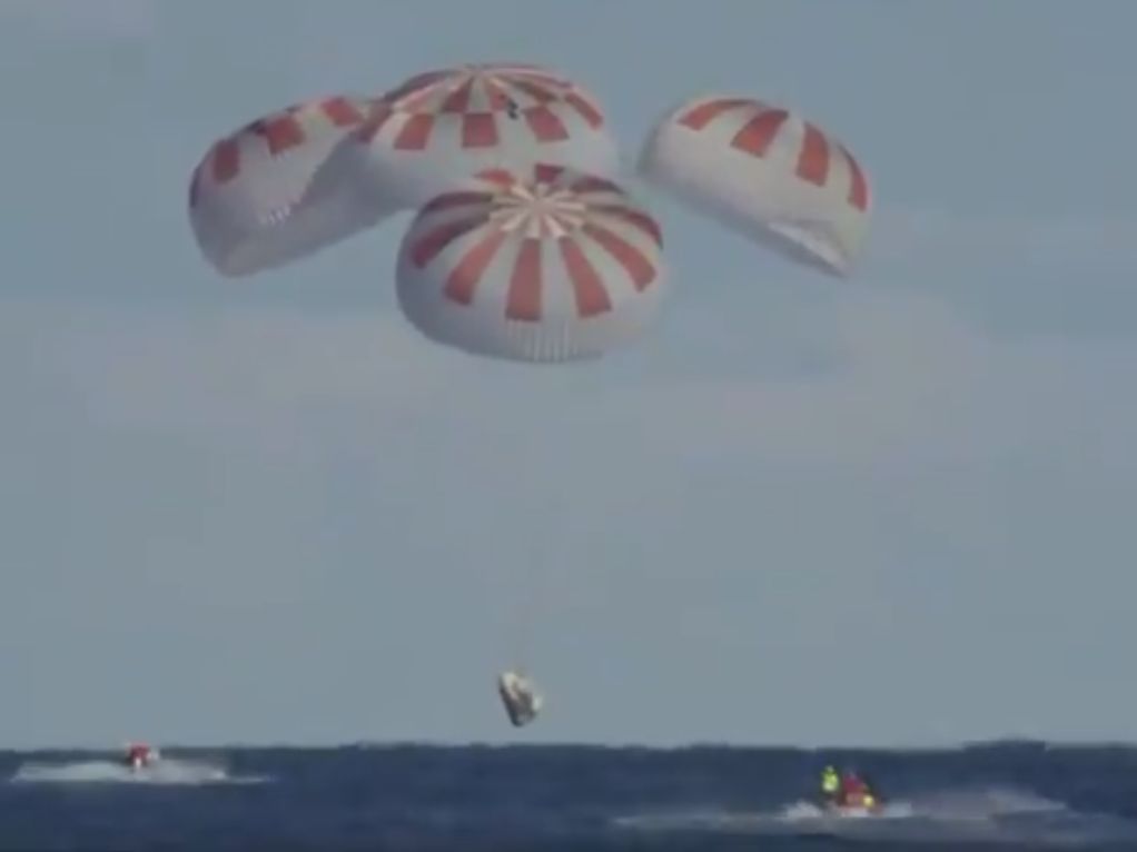 Після п'ятигодинного автономного польоту Crew Dragon був виведений з орбіти. В атмосфері Землі на капсулі розкрилися парашути