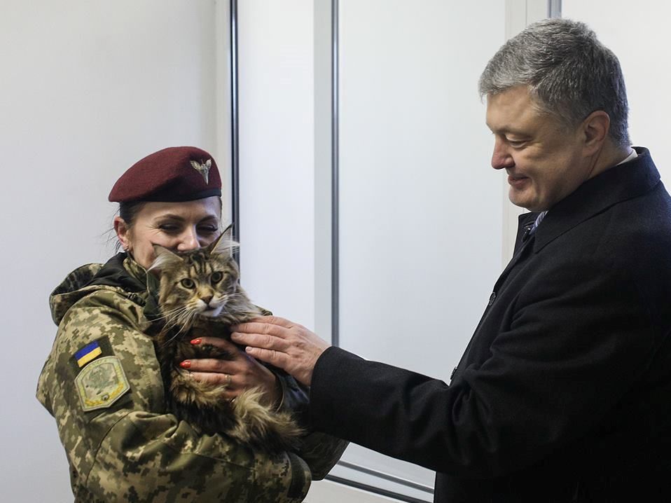 Порошенко запустив кота до гуртожитку військових (фото)