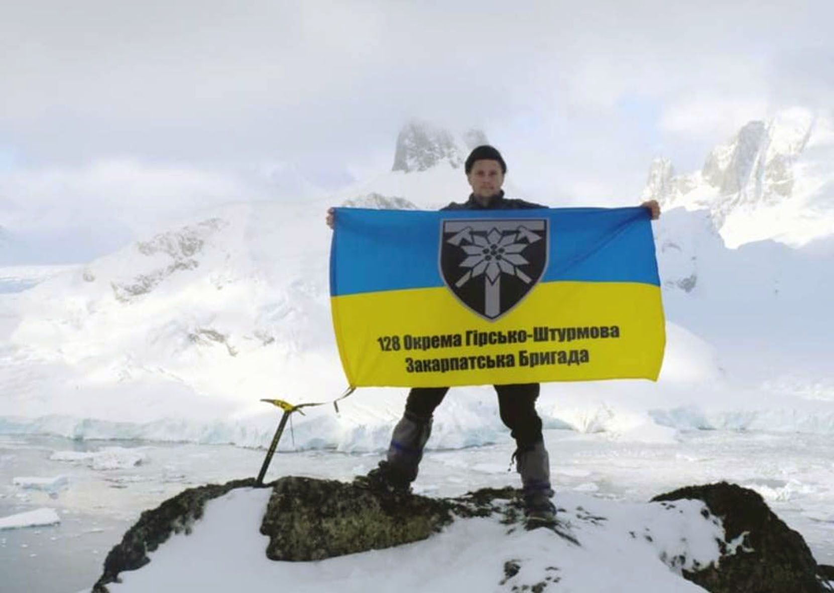 Мандрівник зі Львова підняв український прапор над Антарктидою (фото)