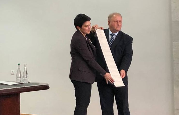Фото дня: ЦВК показала довжелезний бюлетень для першого туру виборів