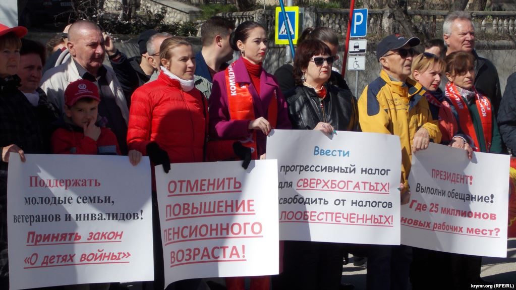 У Севастополі мітингували проти влади через малі зарплати і пенсії