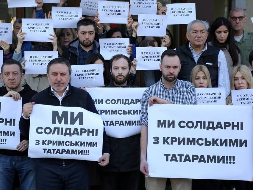 Після облави ФСБ на підтримку кримських татар запустили флешмоб (фото)