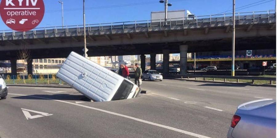 У Києві мікроавтобус провалився в яму посеред дороги