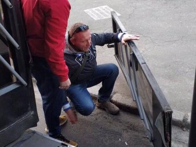 У Києві чоловік випав з тролейбуса разом з дверима