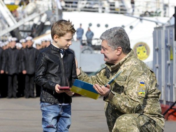 Син полоненого моряка Дениса Гриценка отримав нагороду від президента (фото)