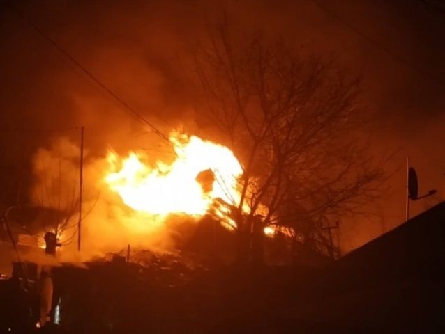 У Києві до 3-ї ночі гасили пожежу в 4 будинках приватного сектора (фото, відео)