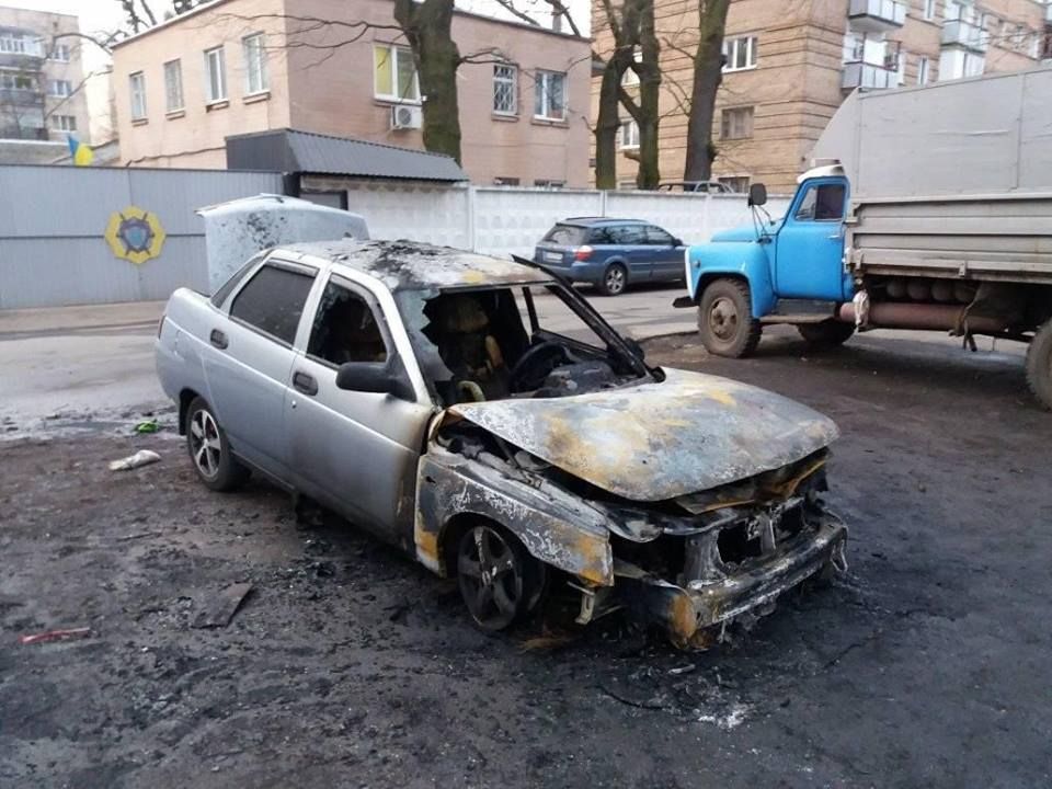 У Черкасах під райвідділком спалили автівку поліцейського (фото)