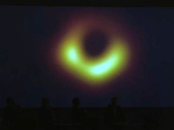 Астрономи показали перше фото чорної діри