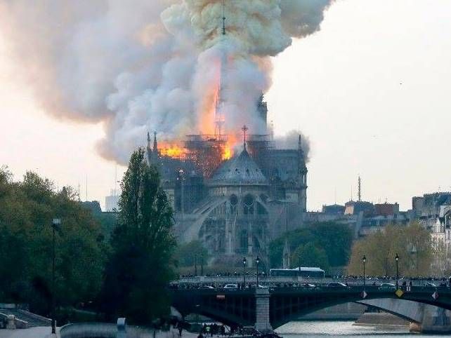 Собор Паризької Богоматері горить у центрі Парижу: обвалились дах і шпиль (фото, відео)