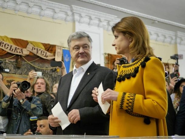 Петро Порошенко проголосував із закликом захистити надбання 5 років (фото)