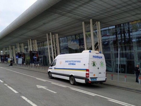 У Львові через повідомлення про «мінування» аеропорту евакуювали близько 700 людей