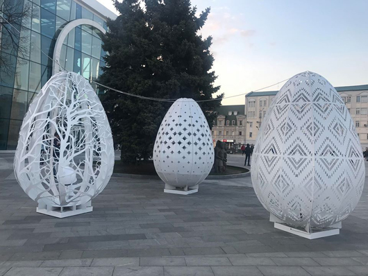 На майдані Конституції в Харкові встановили триметрові великодні яйця