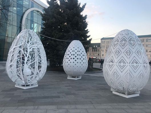 На майдані Конституції в Харкові встановили триметрові великодні яйця