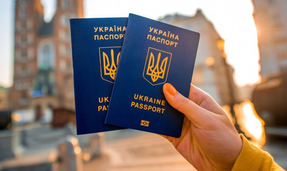 Порошенко: Український паспорт випередив російський за можливостями подорожувати світом