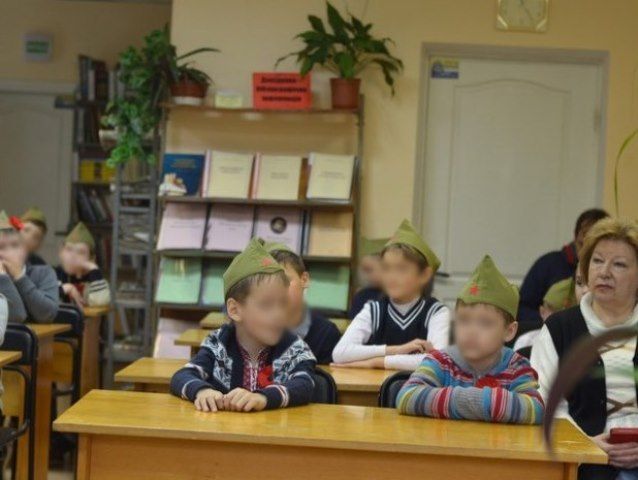 У Броварах у День пам'яті на дітей надягли пілотки Червоної армії (фото)