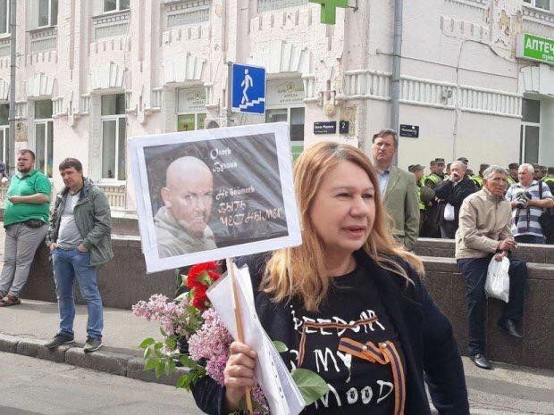 Матір Ірини Бережної затримали в Києві за «георгіївську» футболку