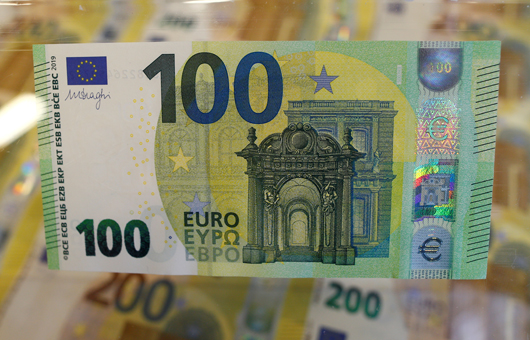 У Євросоюзі в обіг вводять нові банкноти 100 і 200 євро