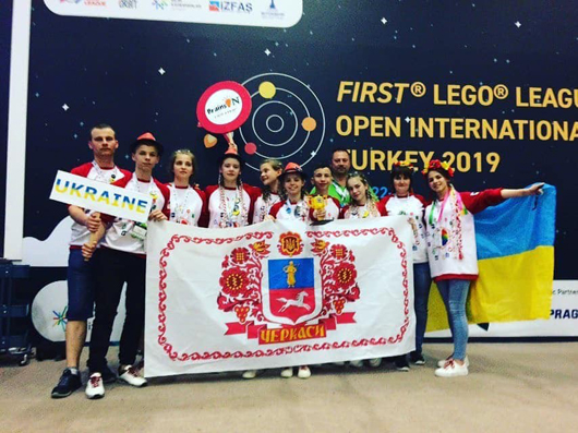 Черкаські школярі повернулися зі змагань з робототехніки у Туреччині з почесними нагородами