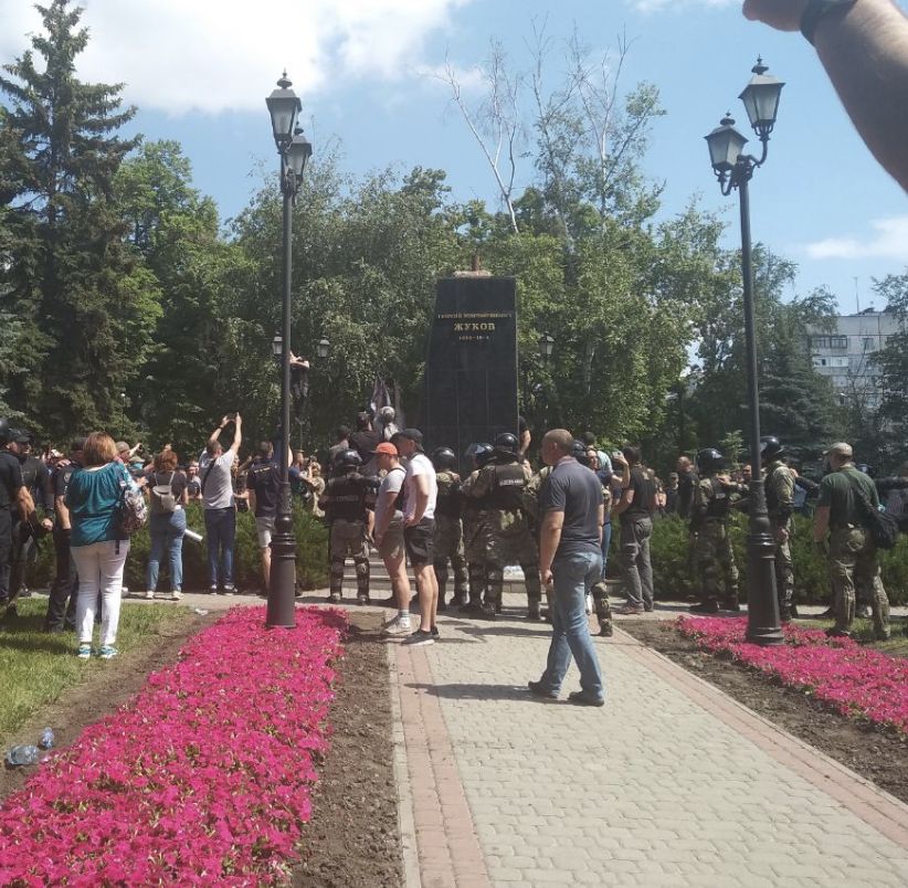 У Харкові протестувальники знесли пам'ятник Жукову