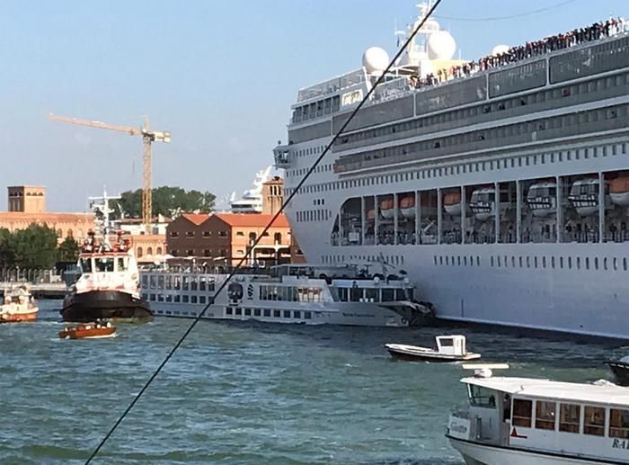 У Венеції круїзний лайнер врізався у причал та теплохід з туристами(відео)