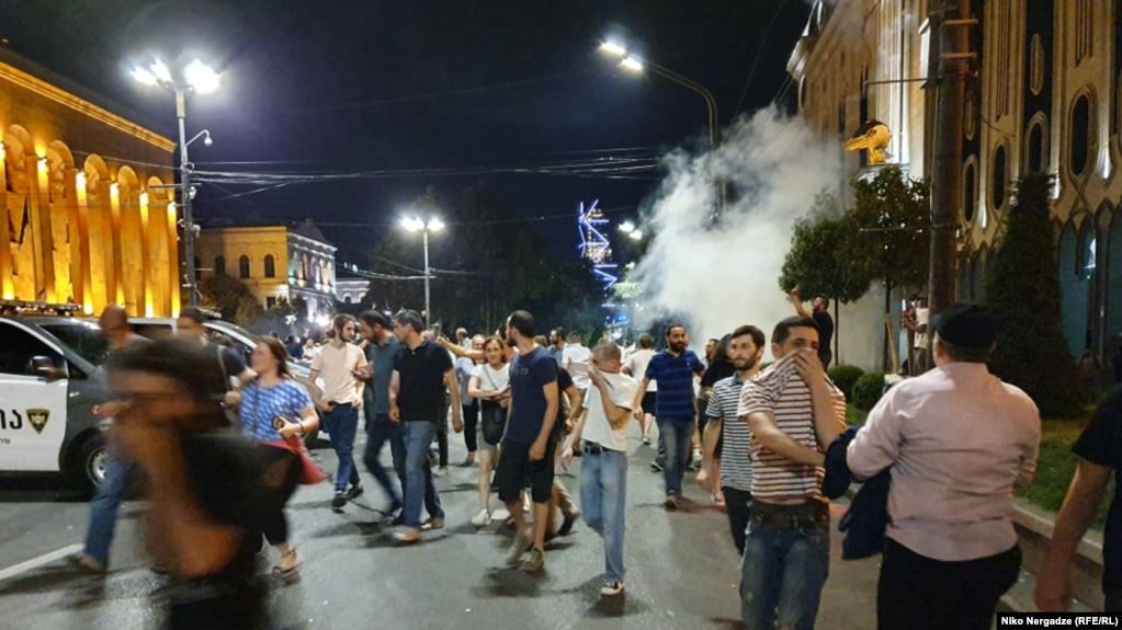 У Тбілісі поліція застосувала проти демонстрантів біля парламенту сльозогінний газ і гумові кулі