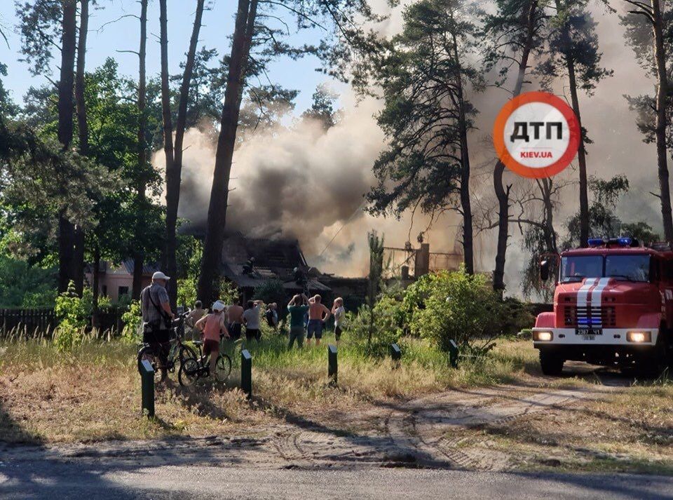 Під Києвом згорів будинок «Сватів» (фото)
