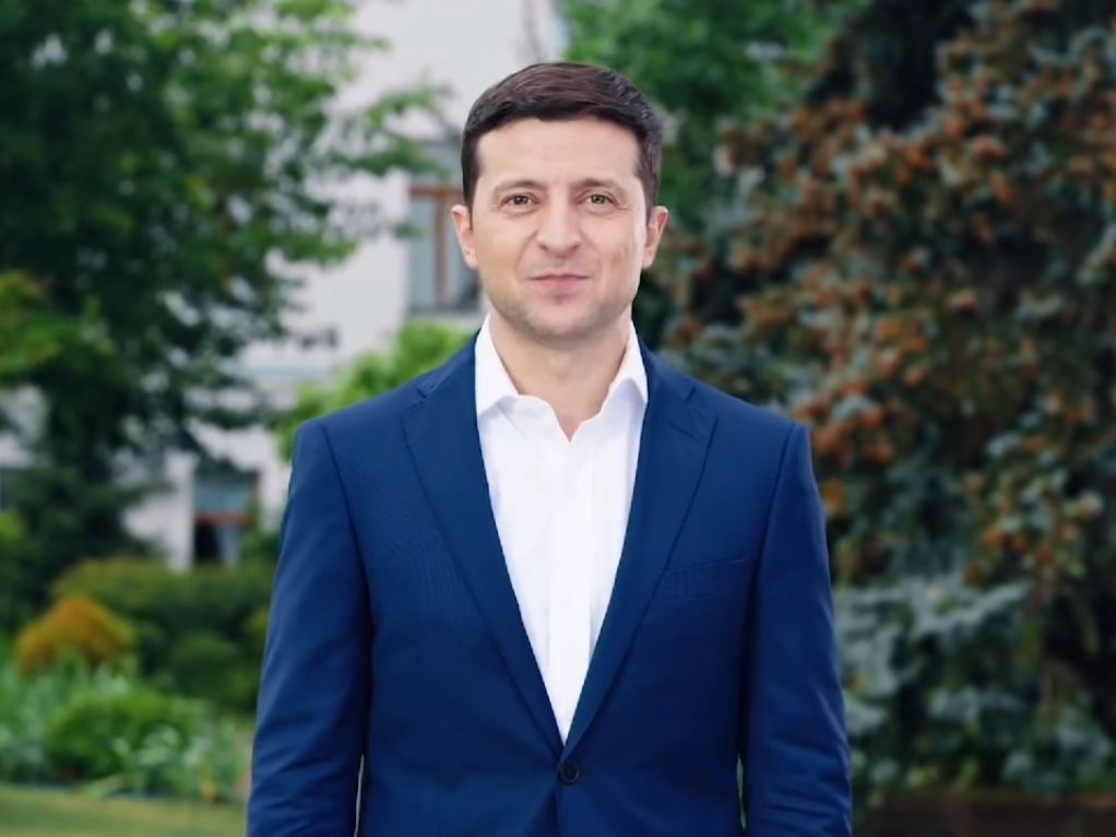 Зеленський запустив флешмоб у День Конституції (відео)