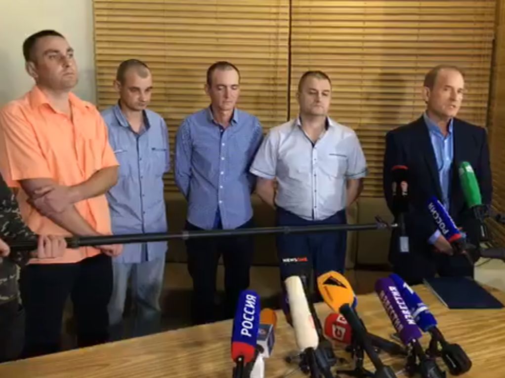 Чотирьох звільнених з Донбасу передали куму Путіна Медведчуку в Мінську