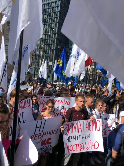Шибениця для люстрованих: під Конституційним Судом мітингували проти можливого скасування закону «Про очищення влади»
