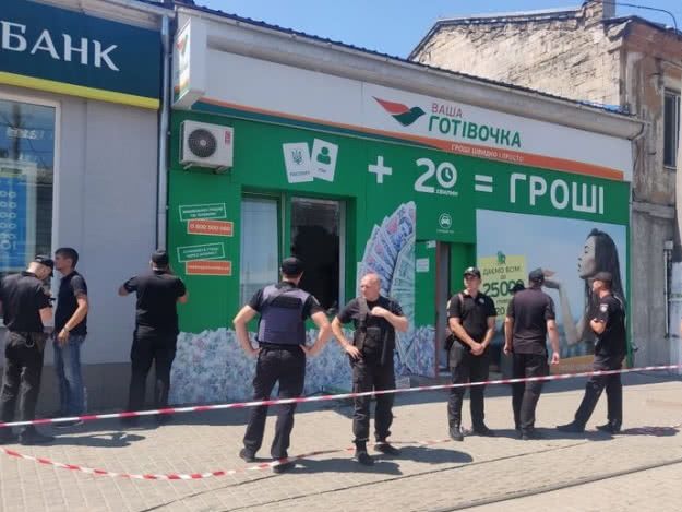 В Одесі поліція звільнила двох заручниць у кредитній конторі (фото)
