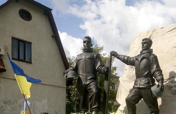 На Тернопільщині відкрили пам’ятник двом наймолодшим героям Небесної Сотні Устиму Голоднюку та Назарію Войтовичу