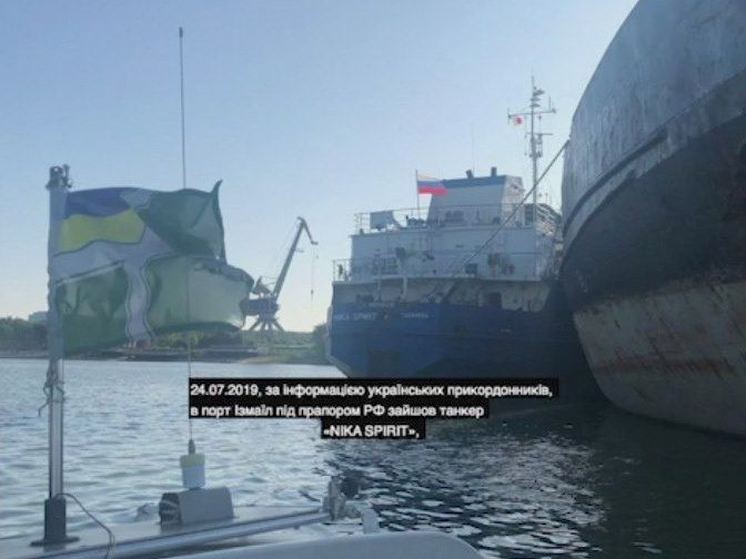 Україна затримала танкер, яким Росія блокувала кораблі в Азові (відео)