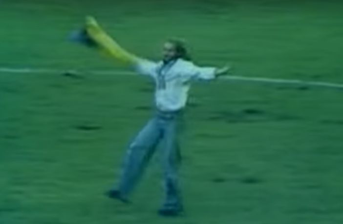 27 липня 1976 року Данило Мигаль станцював на полі гопак із прапором України в матчі збірної СРСР(відео)
