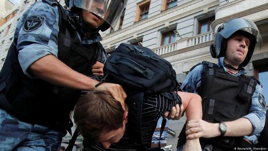 Поліція у Москві жорстоко розігнала мирну акцію опозиції: затримали майже 1400 осіб