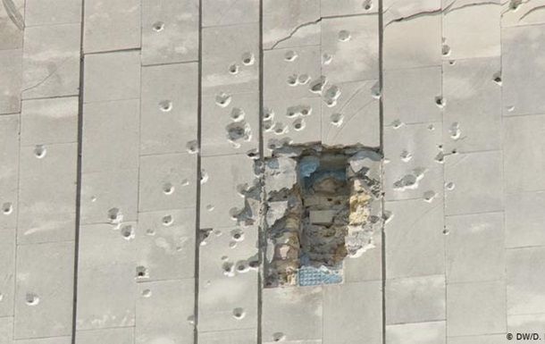 Туристи виявляють сліди куль на занедбаних будівлях в Прип'яті