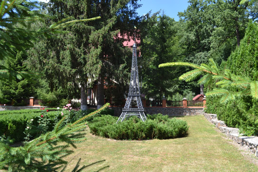 У Грушківському лісництві на Черкащині встановили семиметрову копію Ейфелевої вежі