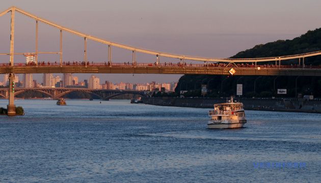 У Києві обвалилася частина мосту на Труханів острів
