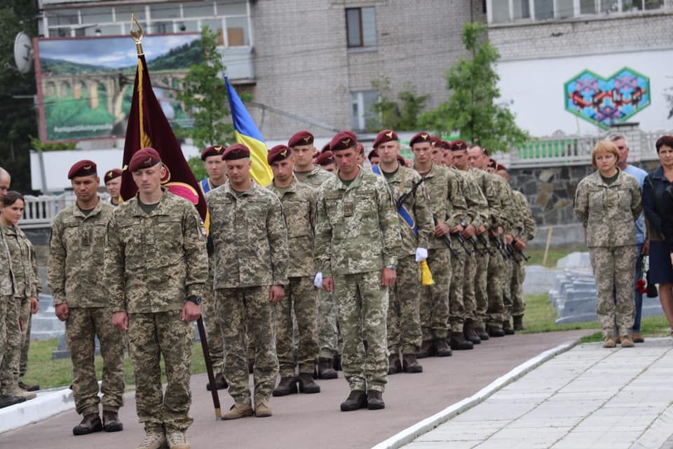 В Україні десантники вшанували полеглих побратимів