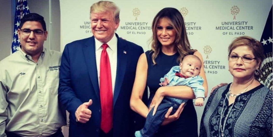 Мережу обурило фото Трампа з осиротілою після масової стрілянини дитиною