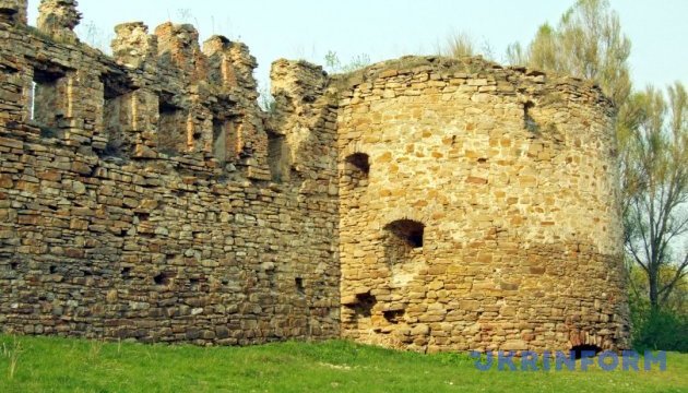 Українські замки зареєструвались у Tinder: стартував проект із захисту пам’яток архітектури(відео)