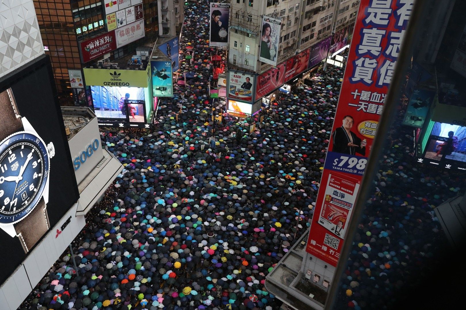 У Гонконзі на антиурядовий мітинг вийшли десятки тисяч людей