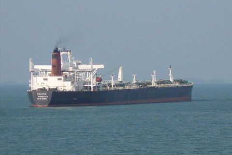 На борту танкера у Чорному морі через отруєння померли двоє українців