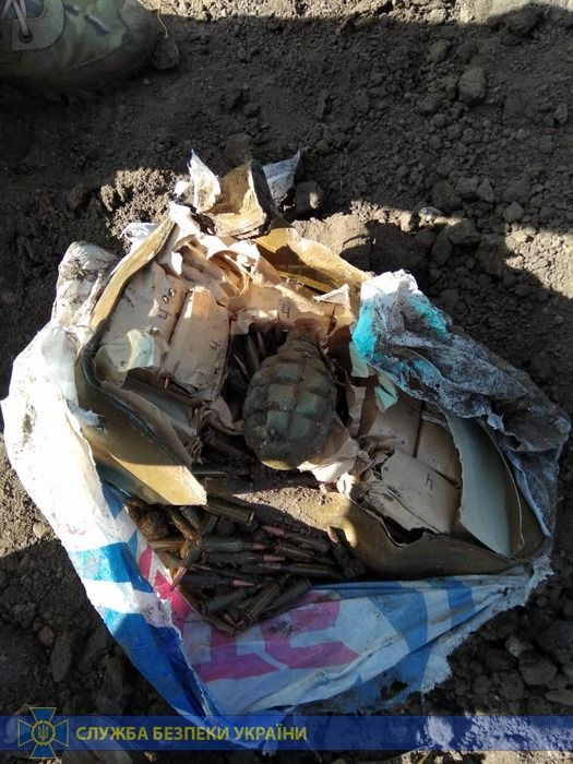 СБУ знайшла схрон зі зброєю, що вважалася втраченою в боях у 2014-15 роках, в селищі Новоайдарського району