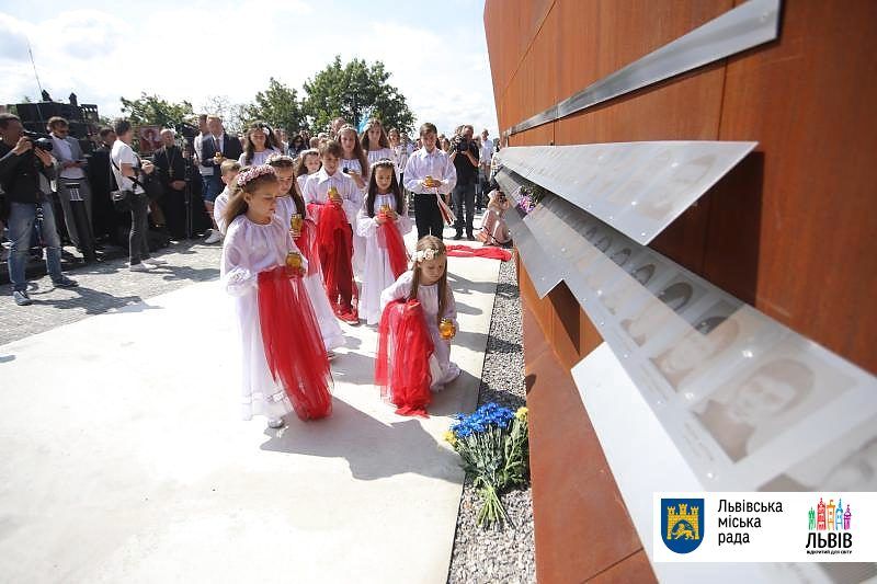 У Львові відкрили першу частину Меморіалу пам'яті Героїв Небесної сотні