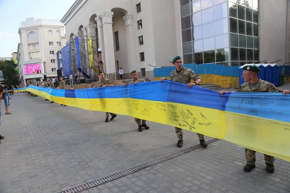 У Херсоні встановили рекорд: Найдовший в Україні прапор з автографами бійців АТО/ООС