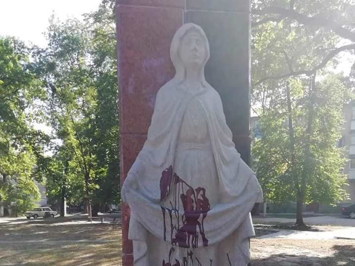 Новий пам'ятник захисникам України під Житомиром облили фарбою (фото)