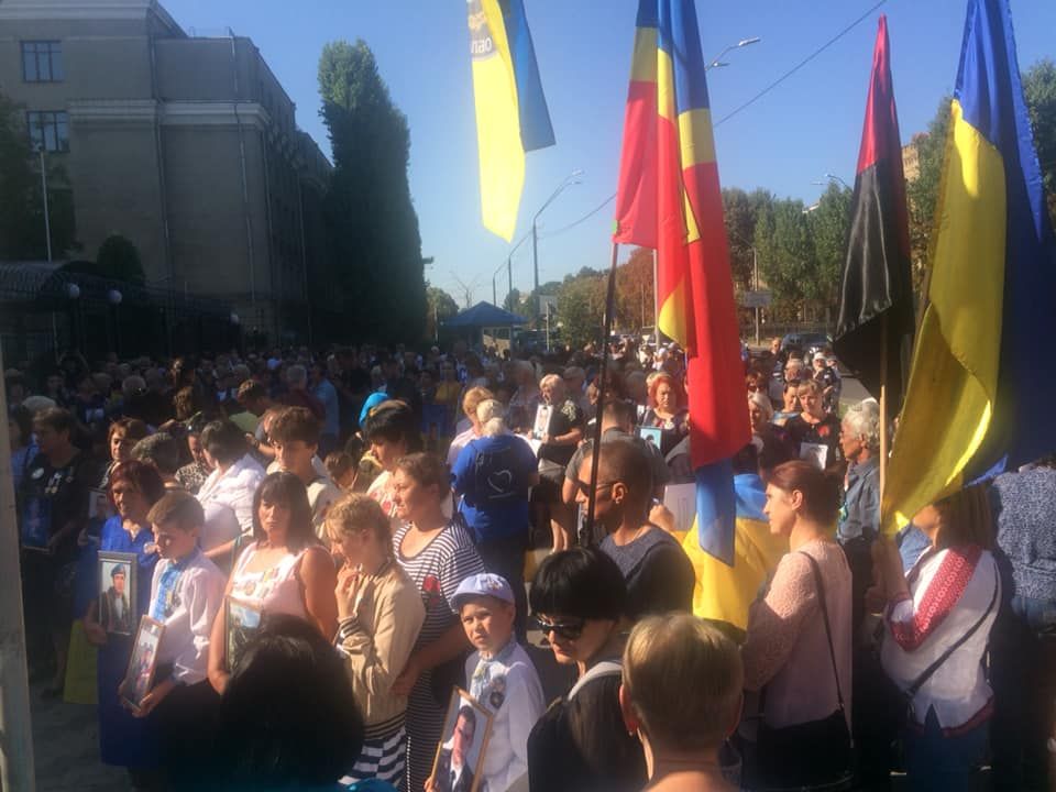У Києві родичі загиблих військових провели мітинг під посольством Росії