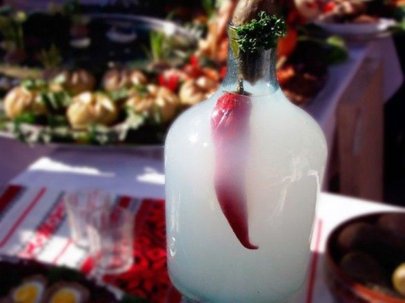 Українці пропонують Зеленському заборонити продаж самогону у багатоповерхівках